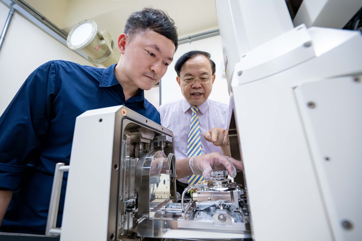 2027 QS世界大學排名公布，清華學術聲望位居台灣第二。圖為材料葉均蔚特聘研究講座教授（右）與許瑋麟助理教授，透過掃描式電子顯微鏡觀察高熵合金。葉均蔚老師開創高熵材料研究，為材料科學領域代表學者