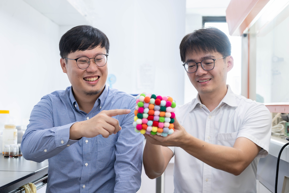 2027 QS世界大學排名公布，本校研究的師均被引用數達全球中位數三倍以上。圖為化工系楊東翰副教授（右）與林昆翰助理教授，合作建立全球首個高熵合金奈米晶體資料庫，為高熵材料研究開拓新方向