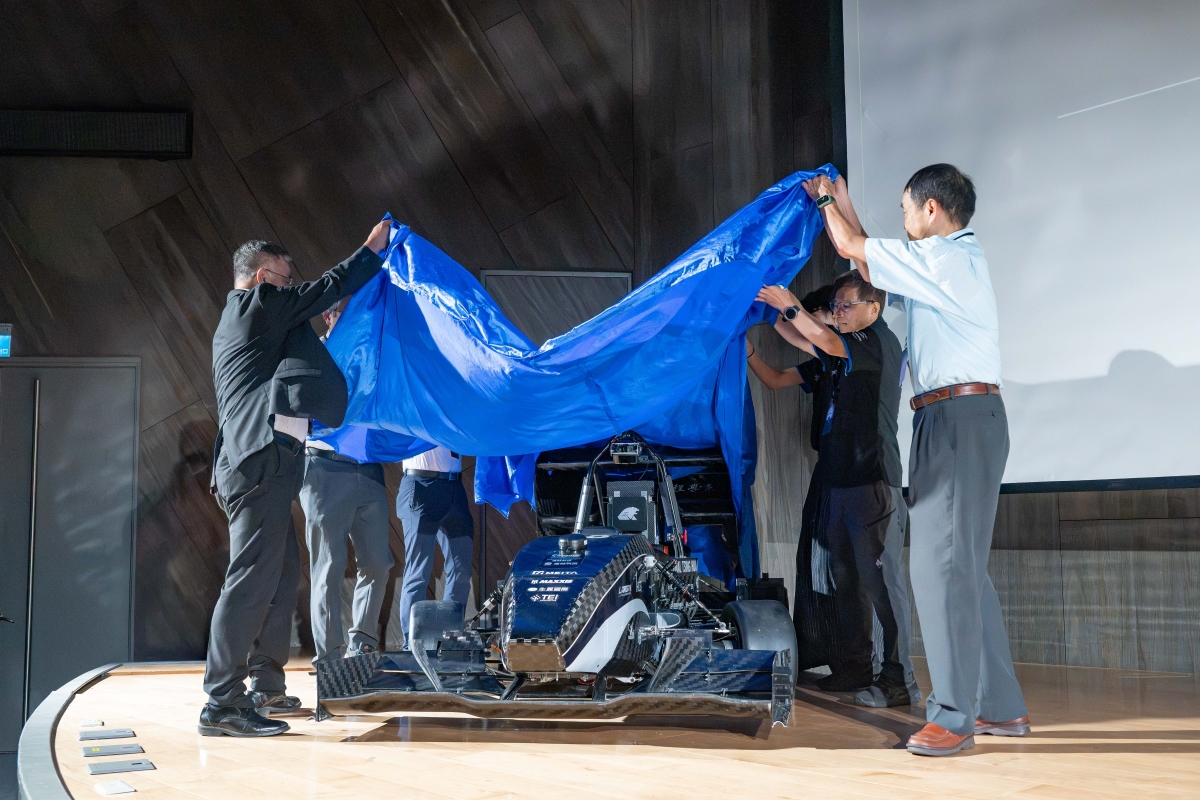 本校學生賽車團隊「清大賽車工廠」6月25日發表第11代方程式賽車「TH11」，新車強化無人駕駛系統，視野辨識距離從15公尺提升至25公尺。