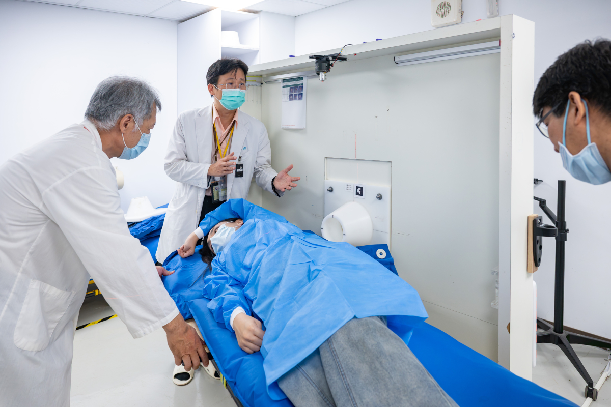 本校原科中心裴晉哲核能師（左）、北榮陳一瑋醫師（中）及曾永信核能師（右）為乳癌病患調整中子束照射部位