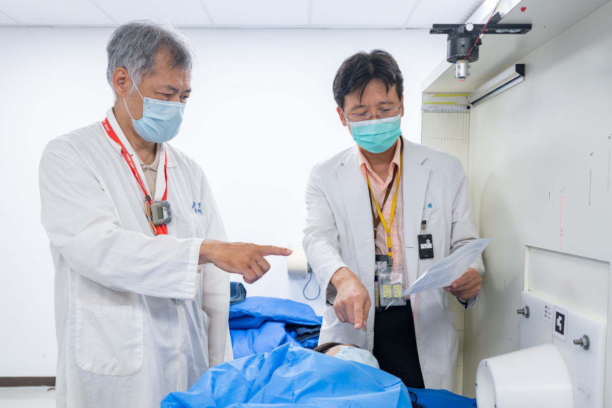 負責擬定治療計畫的裴晉哲核能師（左）和陳一瑋醫師（右）正在討論乳癌病患的BNCT治療流程