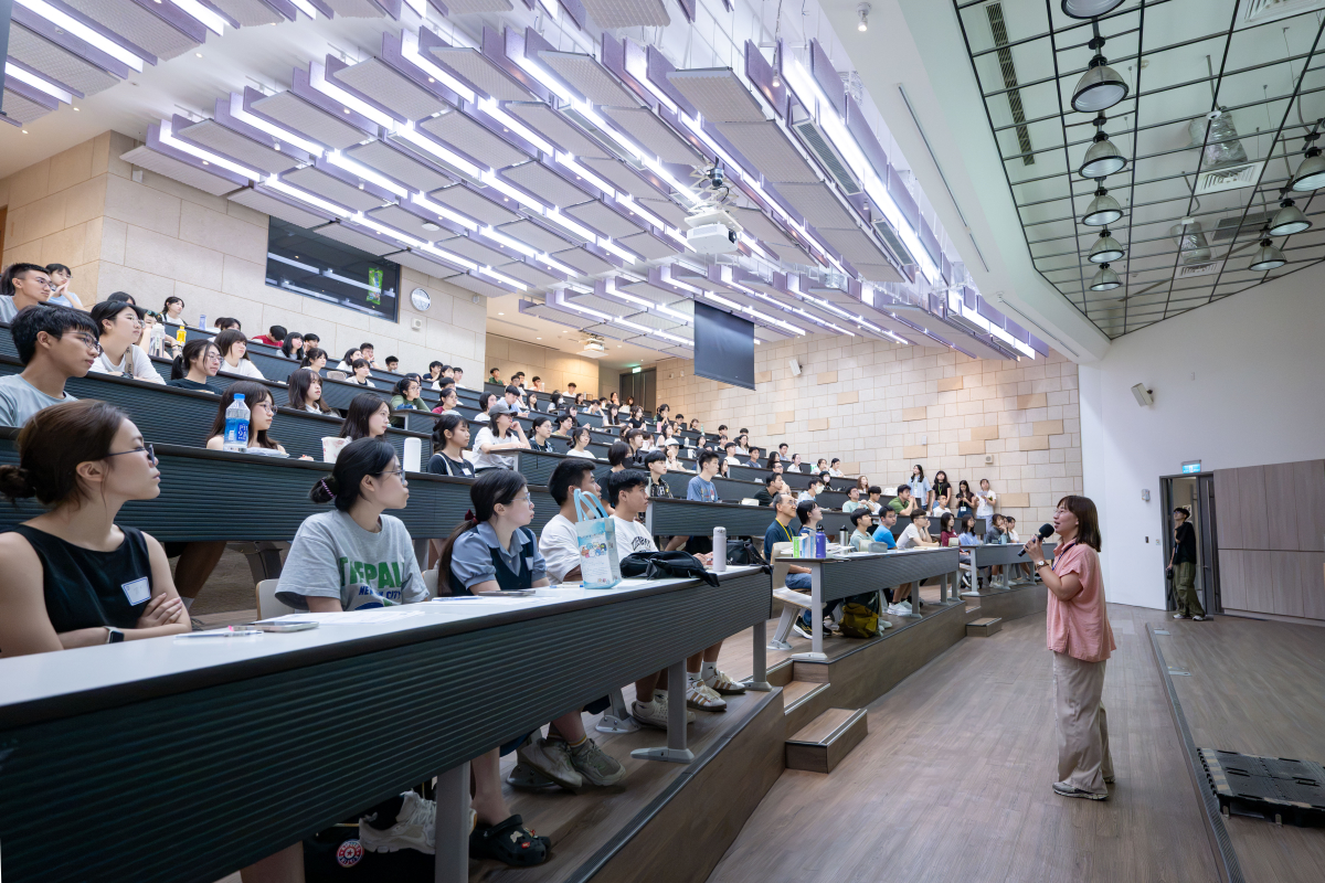 清華「給大一新生的第一堂探索課」8月31日在周懷樸講堂舉行，引導新生從認識自己開始，思考大學四年的學習與生活