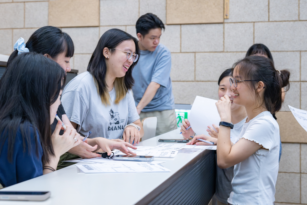 「給大一新生的第一堂探索課」安排九宮格破冰活動，幫助不同科系新生從交流中認識彼此