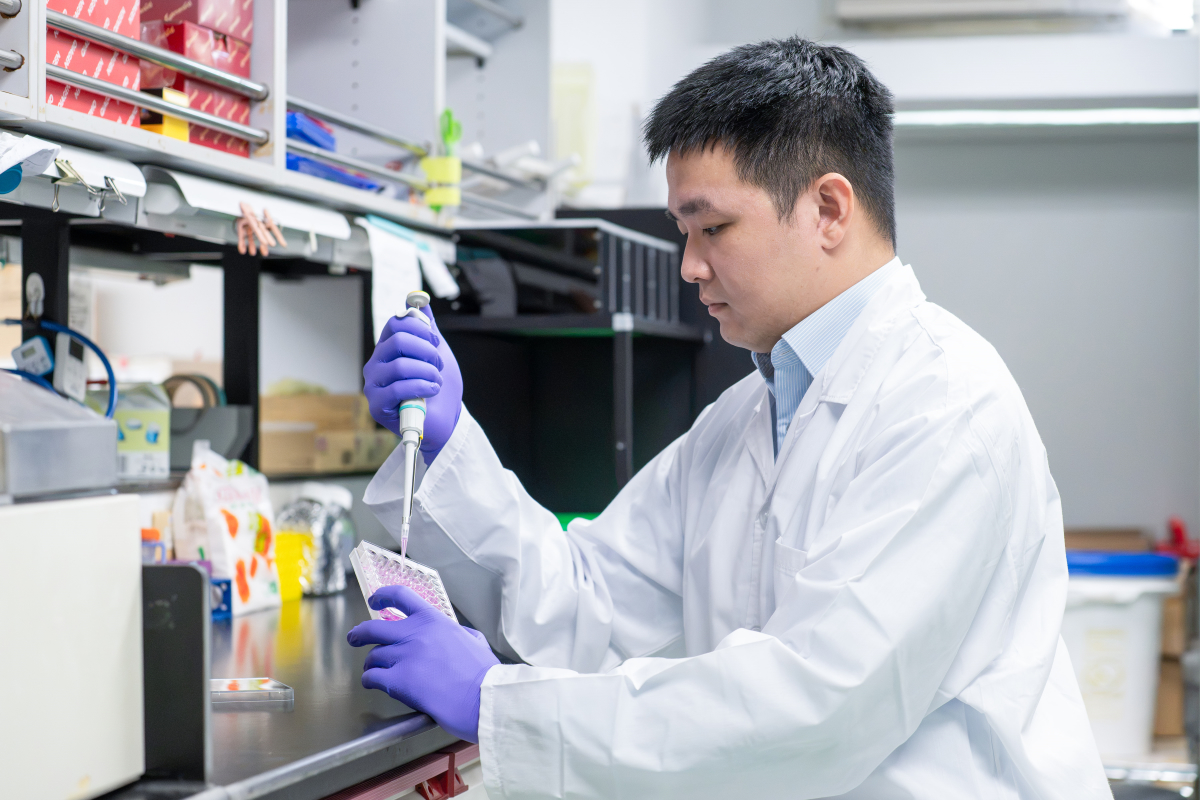 論文第一作者、分醫所博士生王翊在研究後期獲生醫學院「創新醫藥獎學金」肯定。他表示，研究歷程讓他深刻體會團隊協作與面對挫折的韌性，未來希望持續投入新藥開發研究。