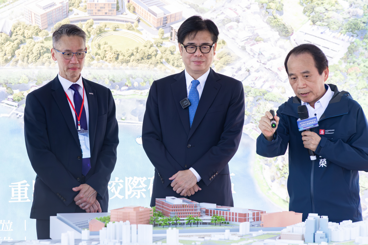 高為元校長（左）與高雄市陳其邁市長（中），於國家重點領域校際研教園區新建工程啟動儀式中，聽取林欽榮副市長（右）介紹園區建設規劃。