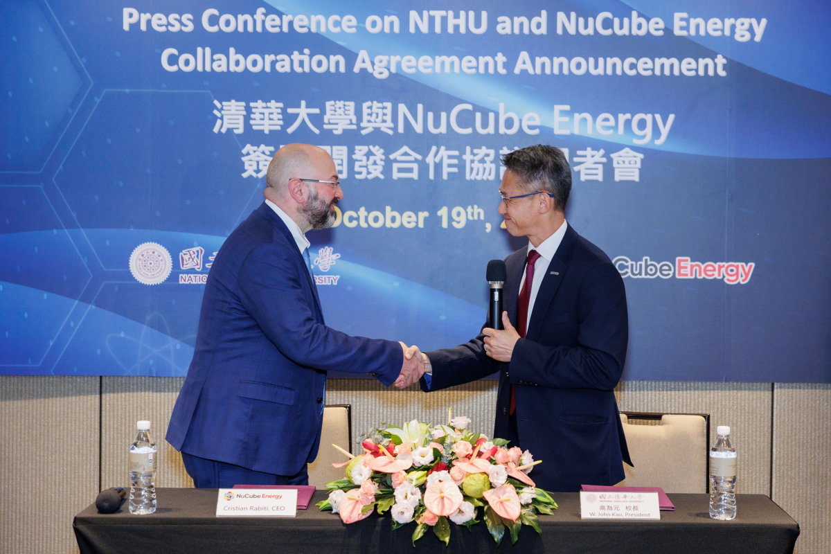 高為元校長（右）及NuCube Energy的Cristian Rabiti執行長（左）握手致意。