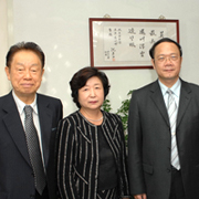 江崎玲於奈博士夫婦與陳文村校長合影