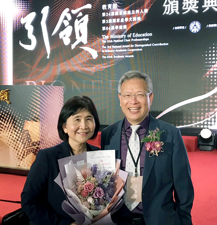 江安世教授與當天同獲教育部學術獎的孫玉珠教授(左)合影