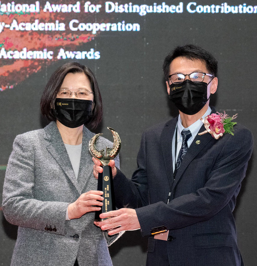 蔡英文總統(左)頒獎給張敬民教授